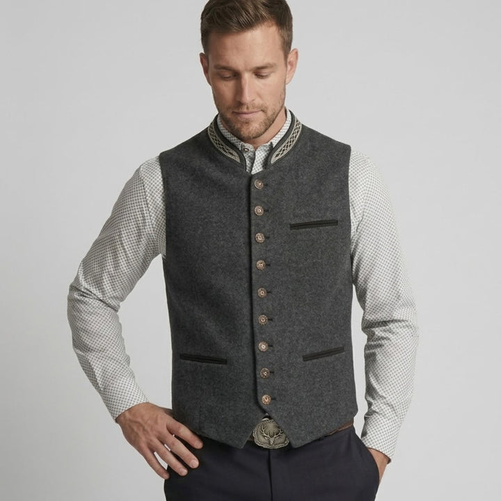 Mężczyzna w tradycyjnej szarej kamizelce ze stójką i koszulą