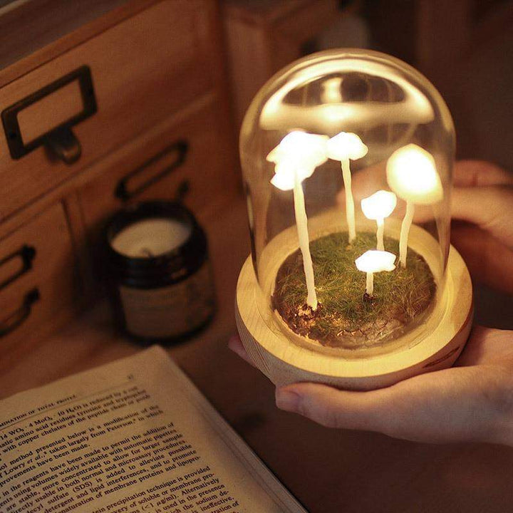 Magiczna lampka LED grzyb emitująca ciepłe światło na stoliku