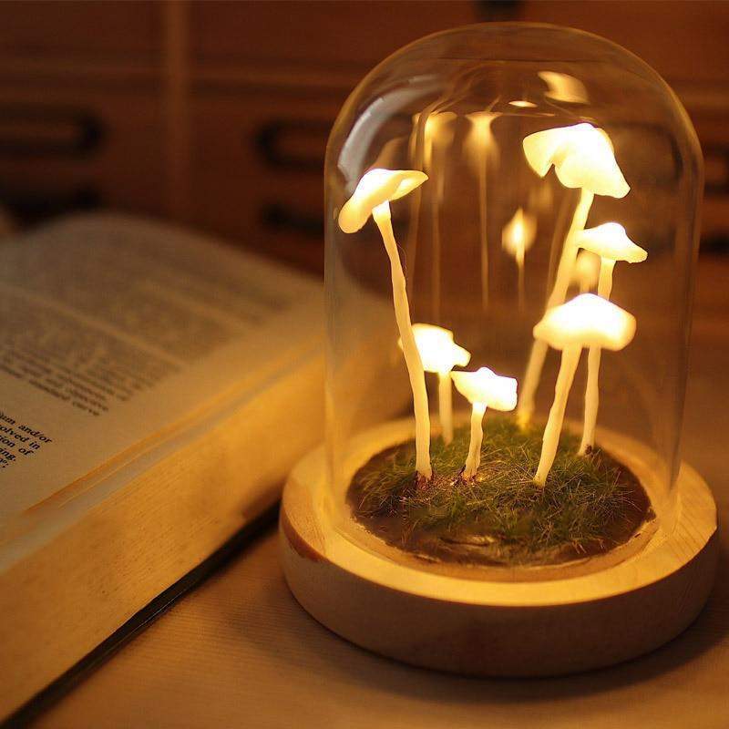 Magiczna lampka nocna w kształcie grzybów pod szklaną kloszem