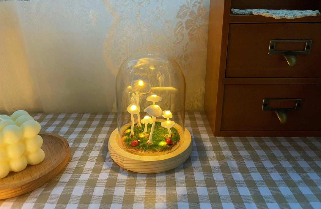 Lampa dekoracyjna grzyb ustawiona w przytulnym pokoju dziecinnym