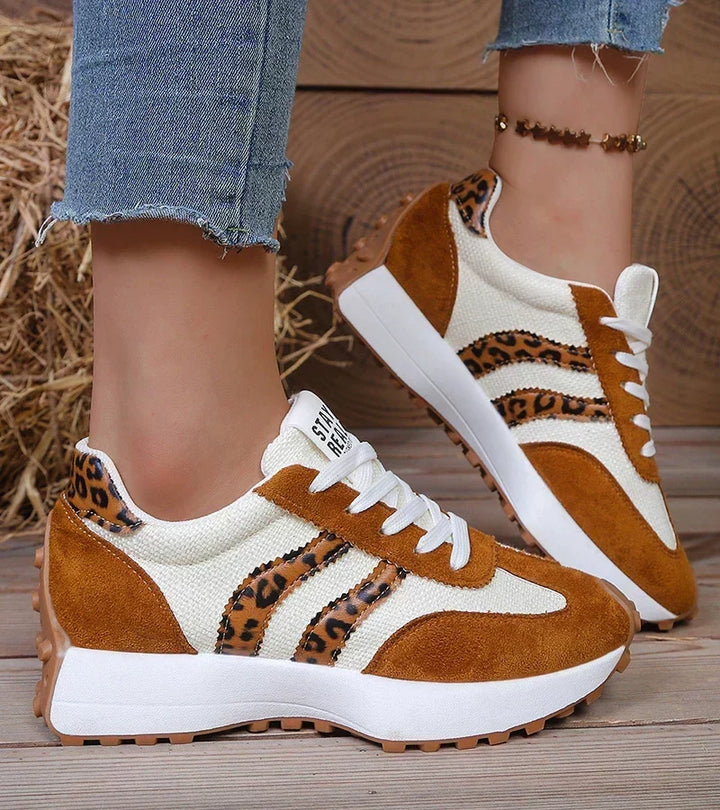 Modne obuwie damskie sneakersy na platformie, zbliżenie na detale