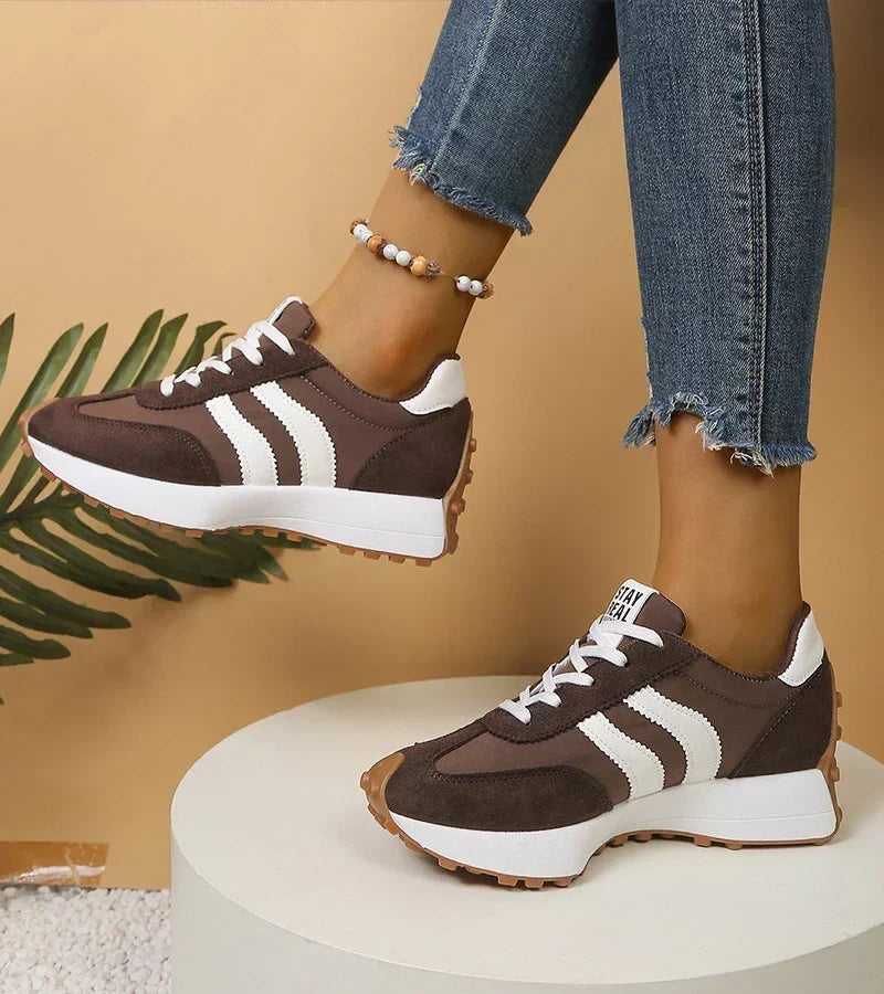 Stylowe sneakersy damskie, podeszwa od spodu, obuwie miejskie