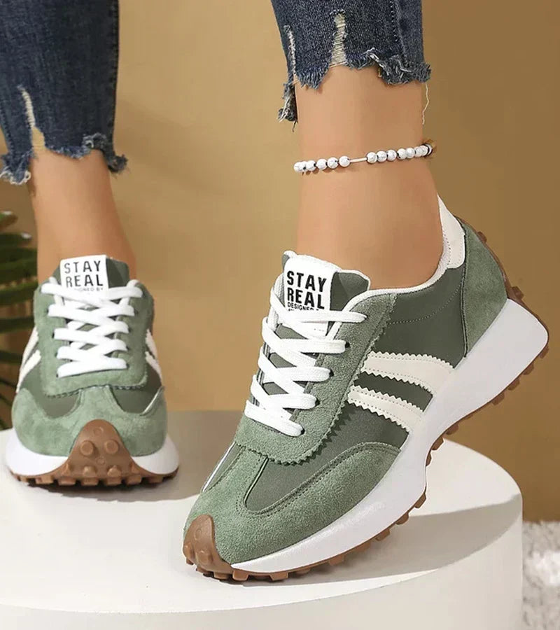 Zielone modne sneakersy damskie Élodiane prezentowane na stopie