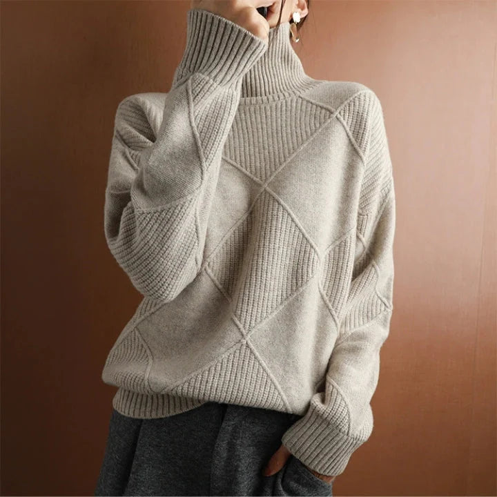 Elegancki sweter damski oversize z golfem, widok z boku
