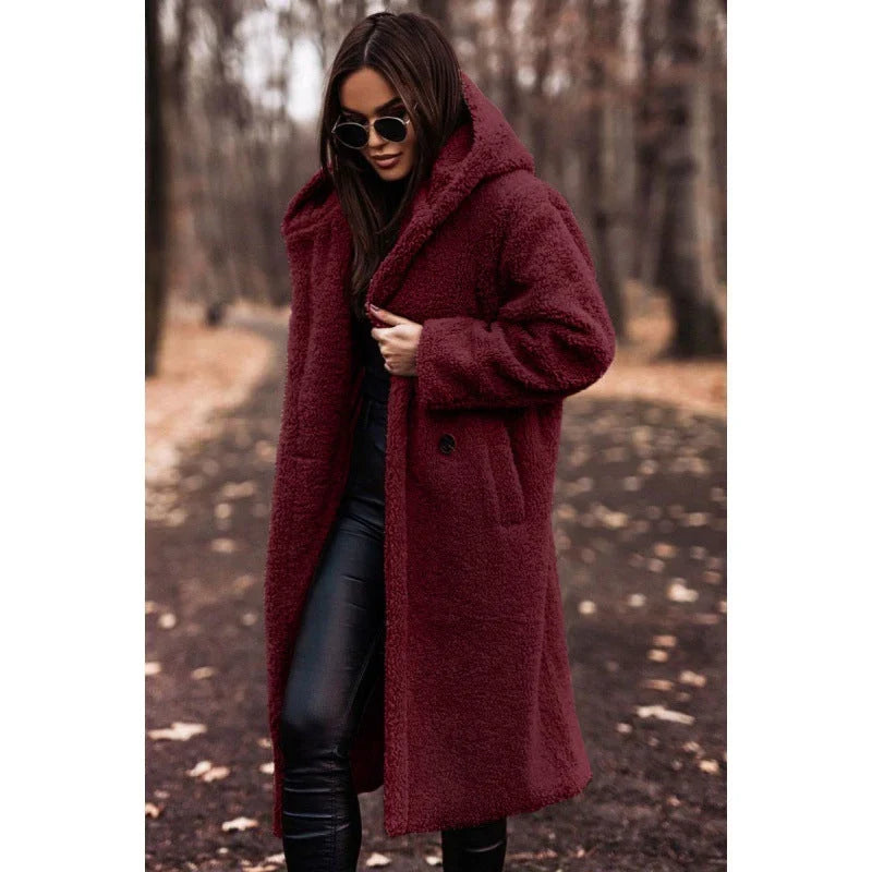 Precyzyjne wykończenie szwów w eleganckim płaszczu teddy