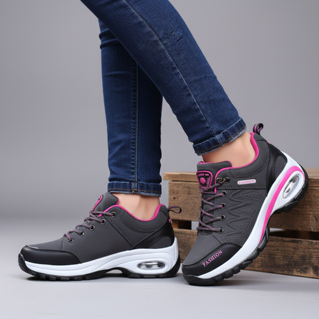 Damskie szare buty trekkingowe Heather z różowymi detalami noszone przez modelkę w dżinsach