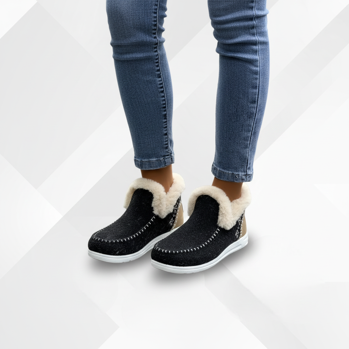Zbliżenie na czarne damskie buty komfortowe z futrzaną wyściółką na jasnym tle