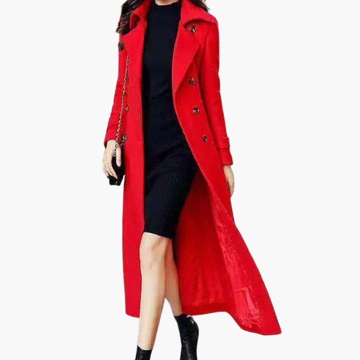 Długi elegancki płaszcz damski wiązany w talii paskiem, zbliżenie na materiał i klapy
