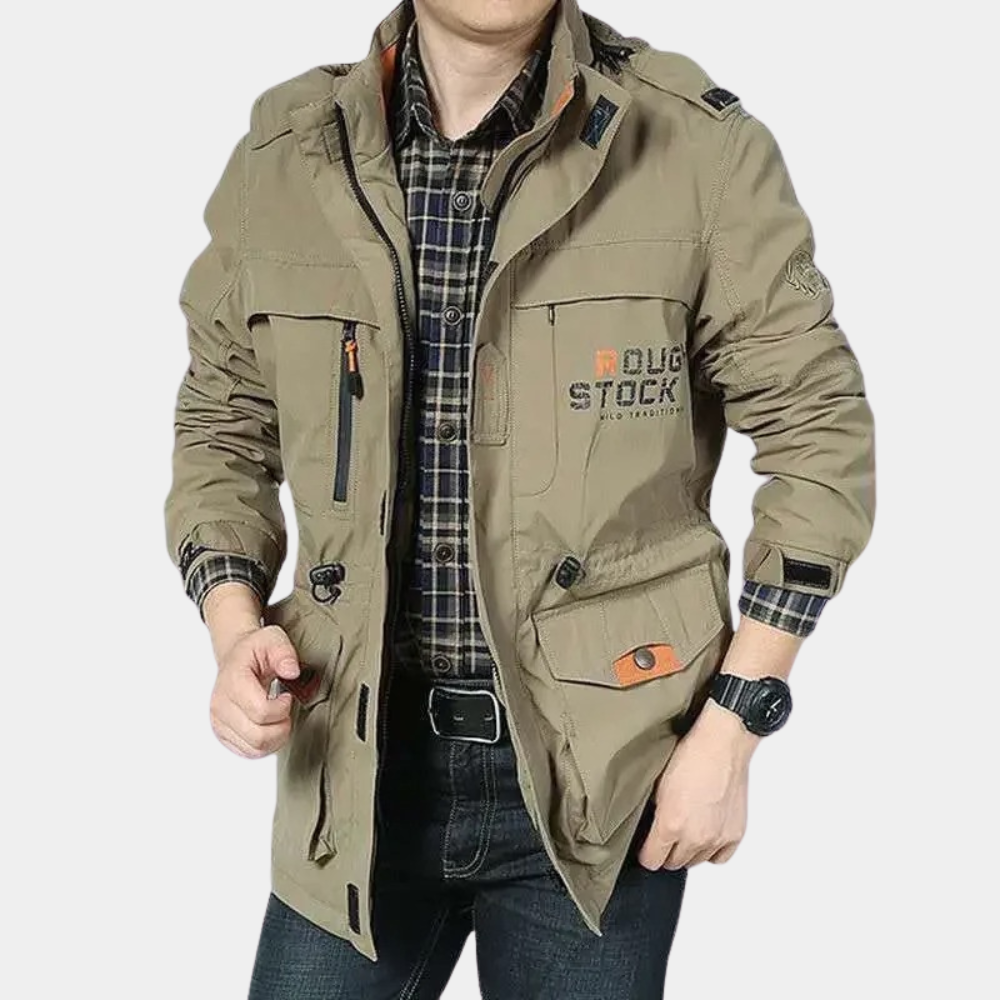 Mężczyzna w kurtce cargo w kolorze khaki z haftowanymi detalami