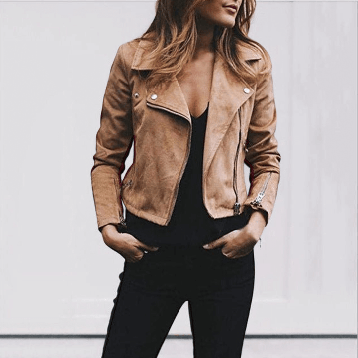 Modna kurtka damska typu ramoneska w stylizacji casual outfit