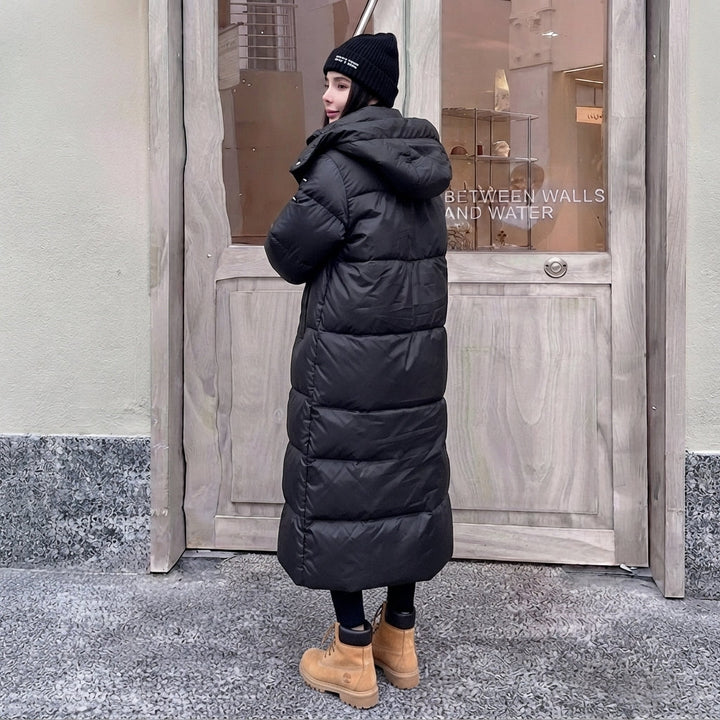 Czarny długi płaszcz zimowy damski w stylu oversize z kapturem i pikowaniem