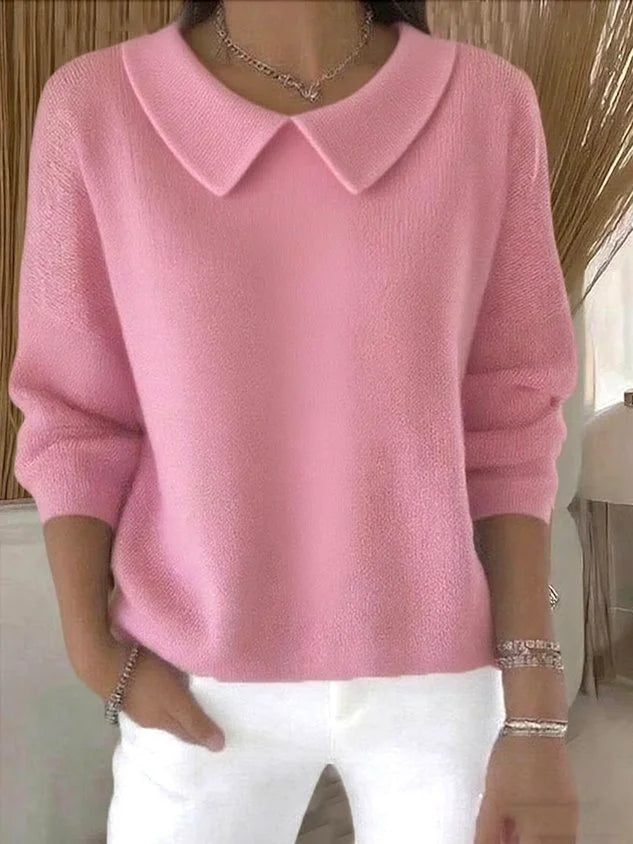 Modny sweter damski w kolorze niebieskim z kołnierzykiem, stylizacja codzienna