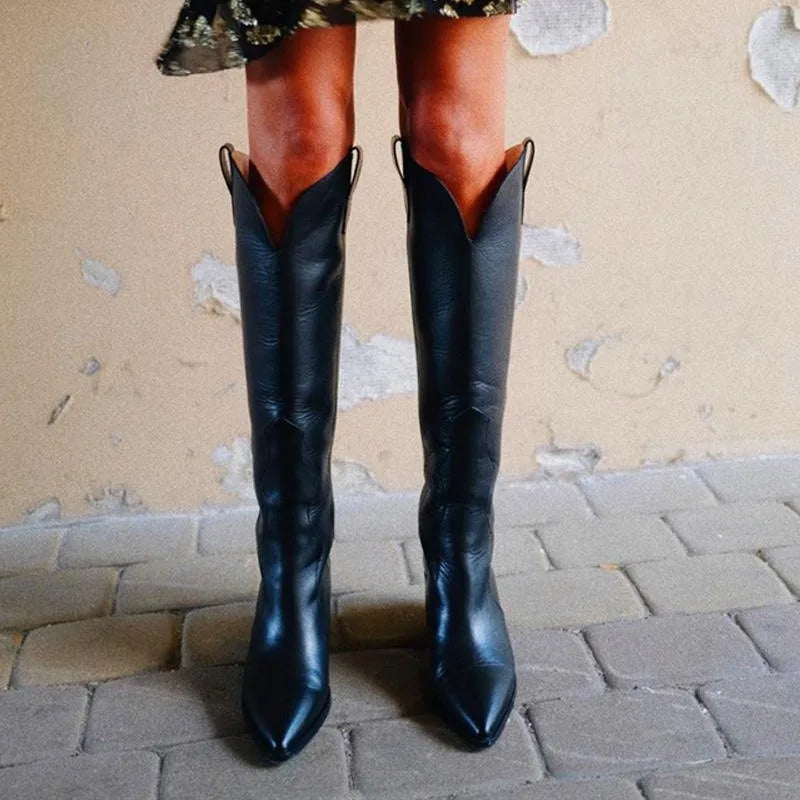 Modne czarne buty western damskie na stabilnym obcasie, detale