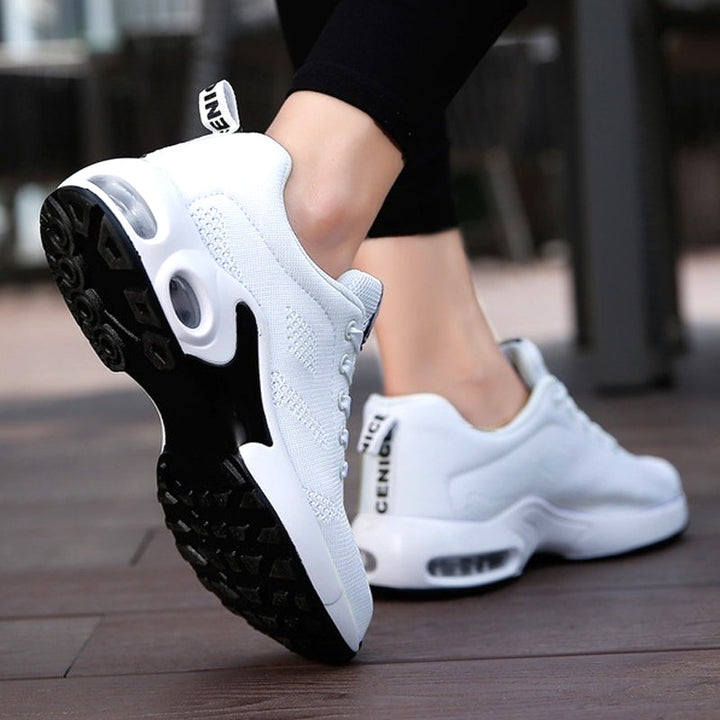 Damskie sneakersy ortopedyczne w zbliżeniu, pokazujące wygodną i miękką podeszwę obuwia sportowego.
