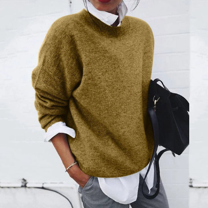 Modny damski sweter z ciepłej dzianiny w stylizacji jesiennej