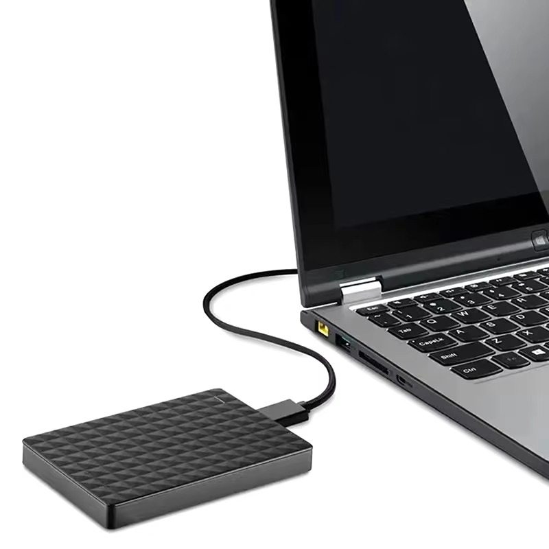 Przenośny zewnętrzny dysk 8 TB USB 3.0 podłączony do laptopa na biurku
