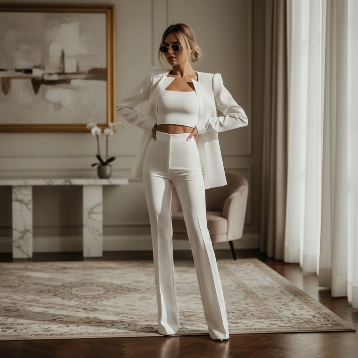 Kobieta w eleganckim białym zestawie Clara stojąca we wnętrzu