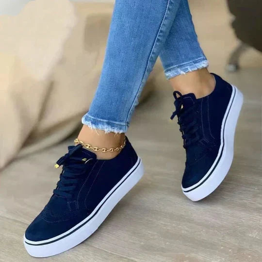 Niebieskie damskie sneakersy sznurowe zestawione z jeansami