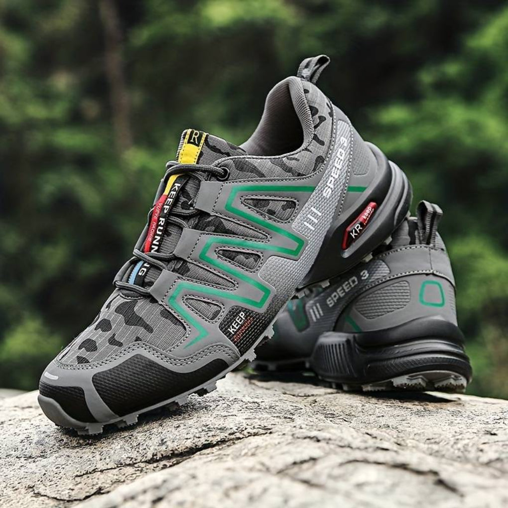 Szare buty trekkingowe unisex na zewnątrz wśród natury