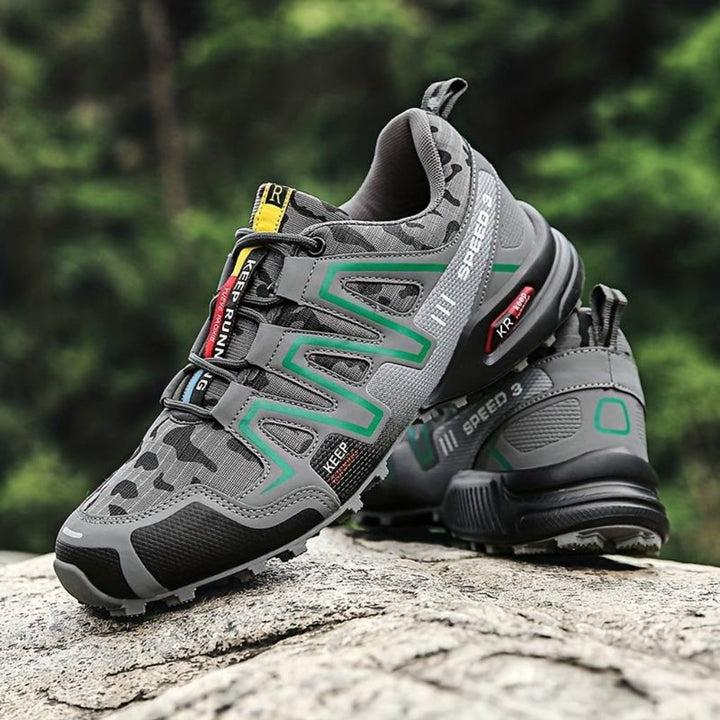Szare buty trekkingowe unisex na zewnątrz wśród natury