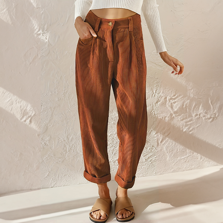 Modelka w brązowych luźnych spodniach w stylu casual