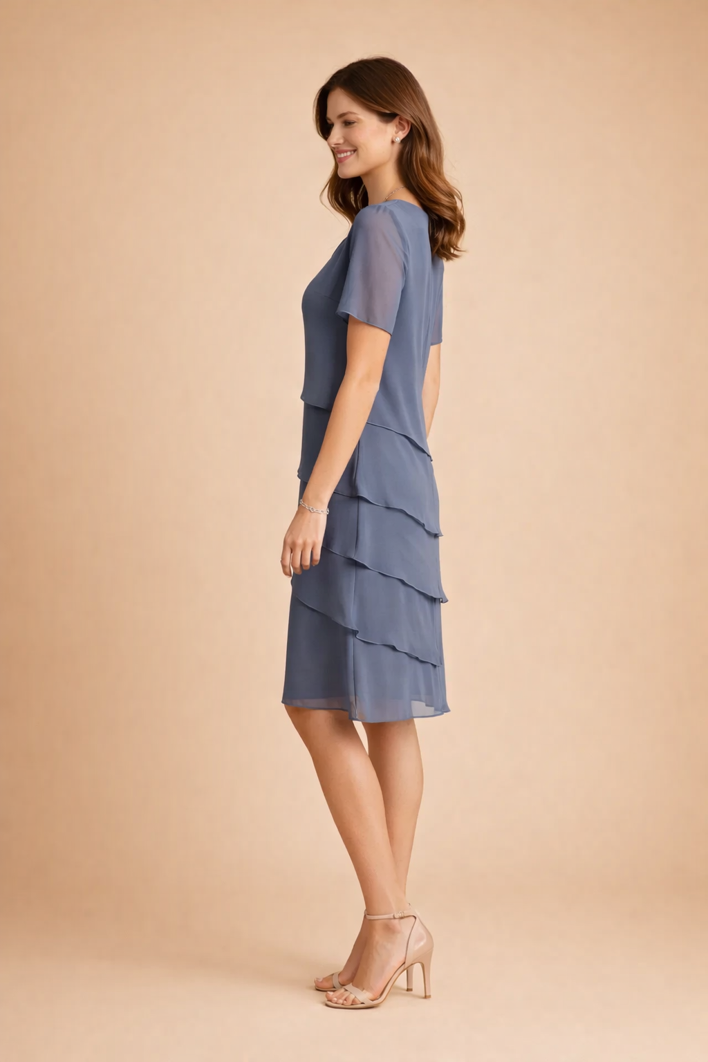 Zbliżenie na materiał i detale eleganckiej sukienki Chelsea, moda damska
