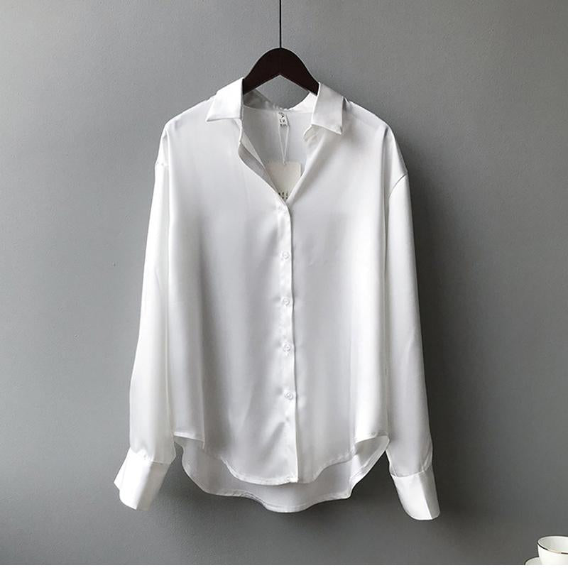 Detal kołnierzyka i zapięcia eleganckiej bluzki damskiej oversize, styl biurowy