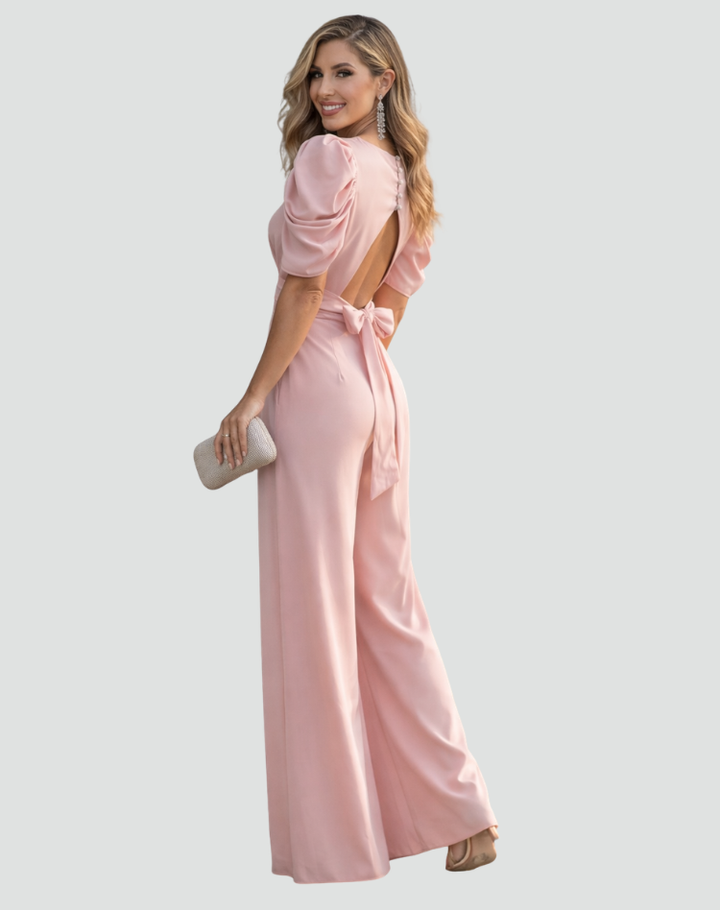 Elegancki czarny kombinezon damski casual, prezentacja detali i kroku