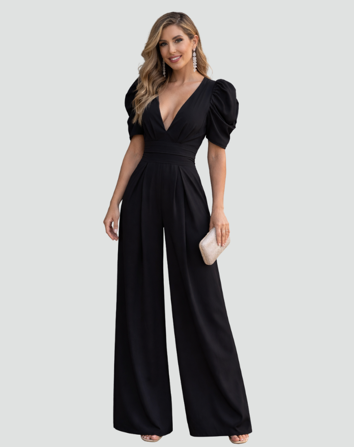 Kobieta w czarnym eleganckim kombinezonie z szerokimi nogawkami