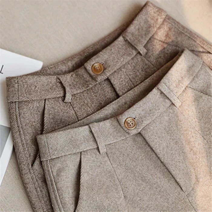 Pasek z guzikami eleganckich spodni damskich w neutralnych odcieniach