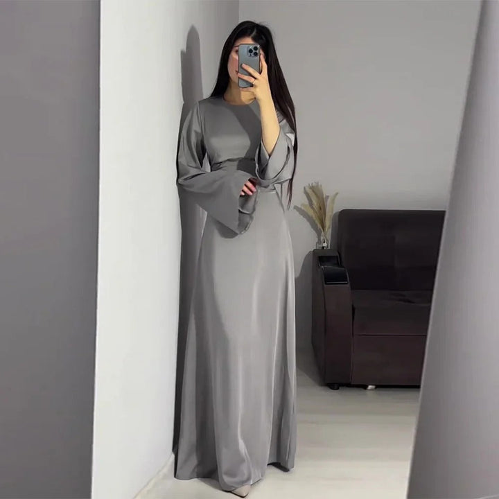 Kobieta w szarej eleganckiej sukience maxi