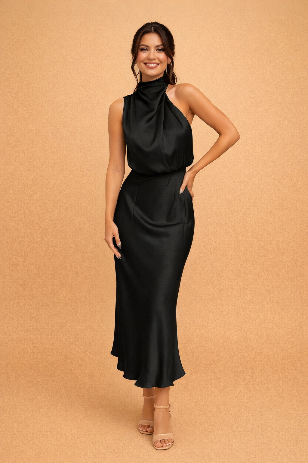 Modelka prezentująca czarną elegancką sukienkę midi MADELYN na jedno ramię