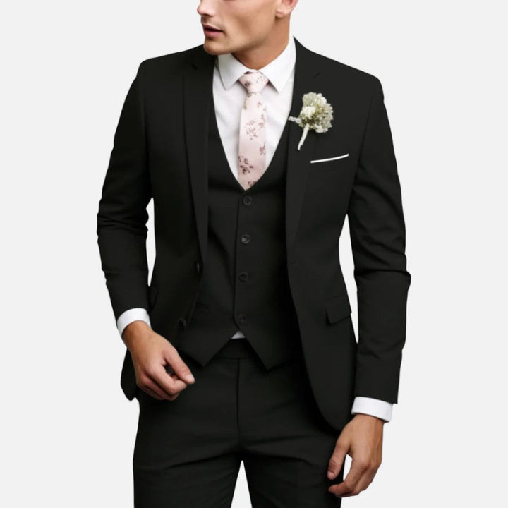 Mężczyzna w czarnym garniturze trzyczęściowym slim fit z kamizelką