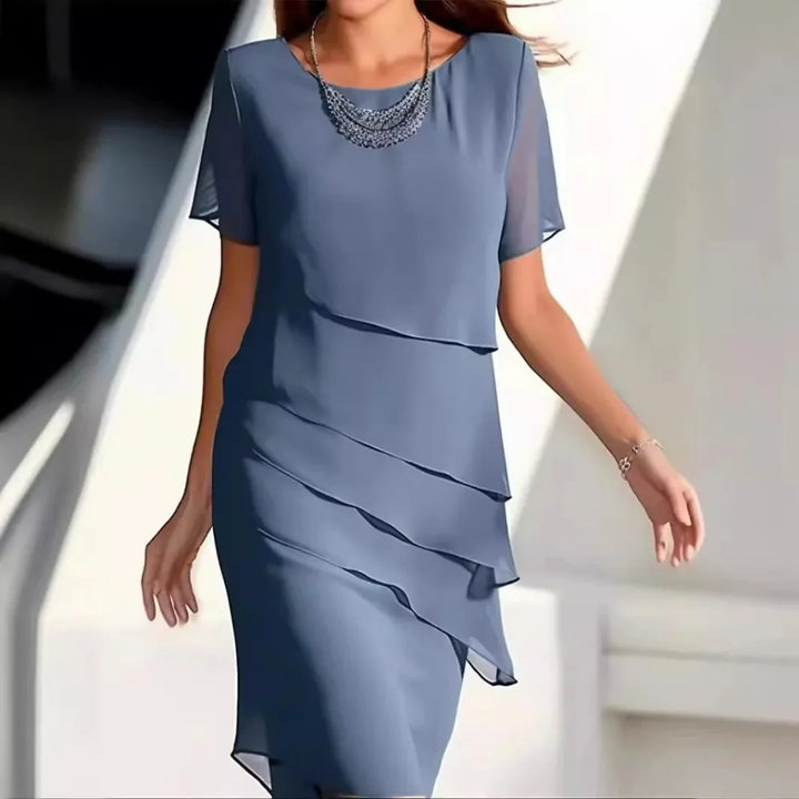 Niebieska elegancka damska sukienka midi z krótkimi rękawami