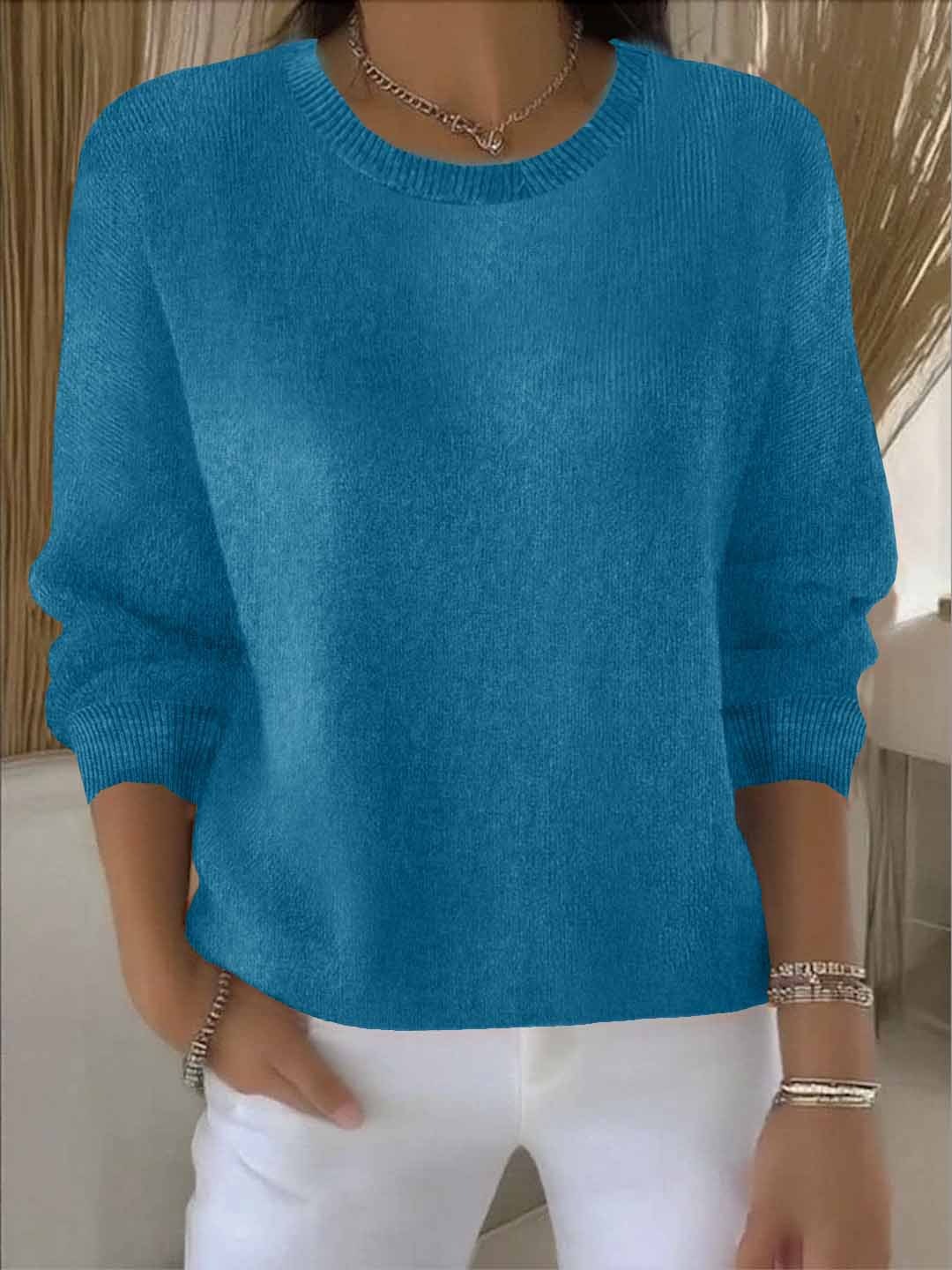 Kobieta w niebieskim swetrze z dzianiny codzienne stylizacje