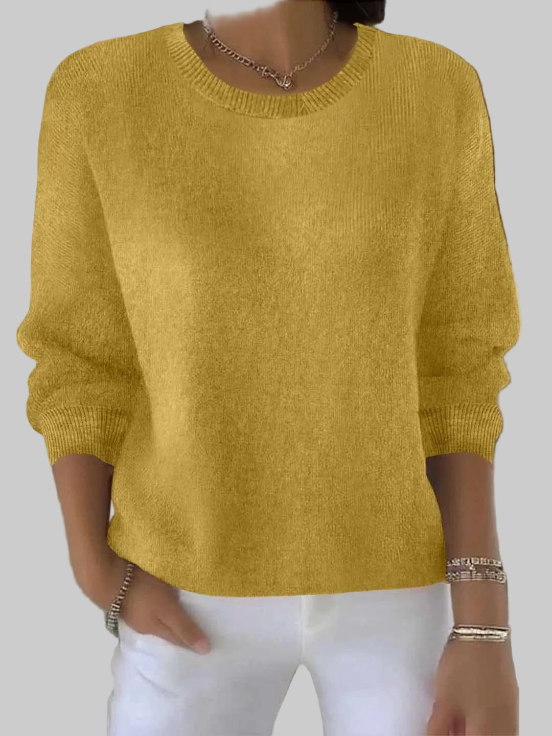 Kobieta ubrana w żółty elegancki dopasowany sweter