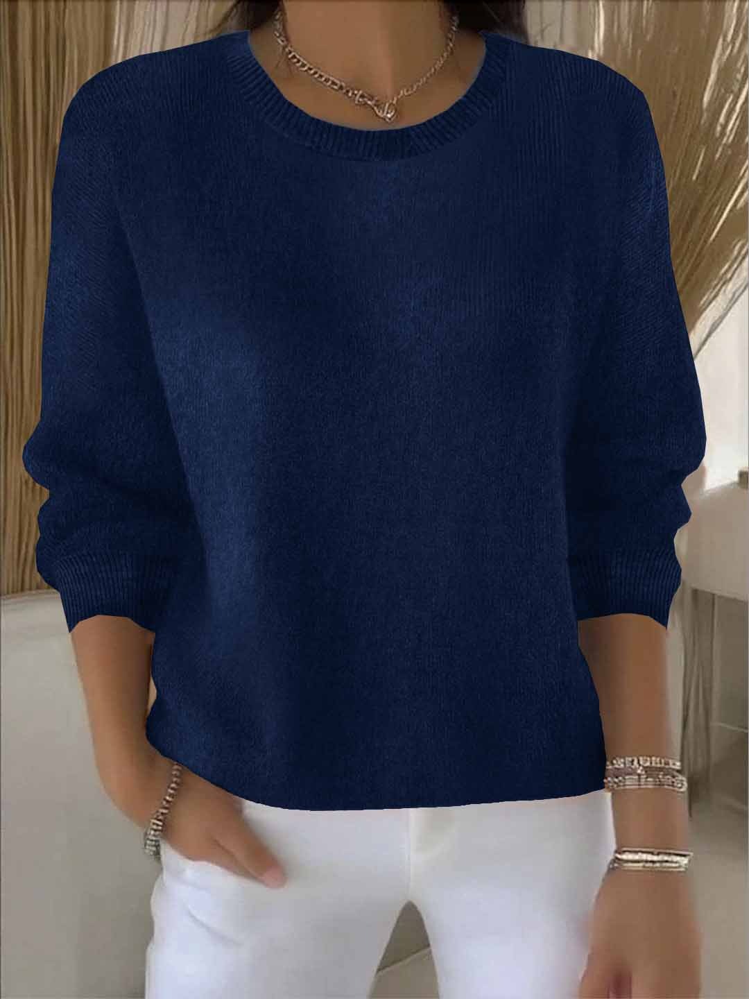 Elegancki sweter damski o luźnym kroju, prezentacja tyłu na sylwetce