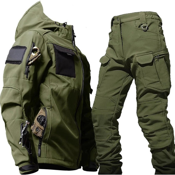 Męski wodoodporny zestaw outdoorowy cargo StormEdge w akcji podczas trekkingu w górach