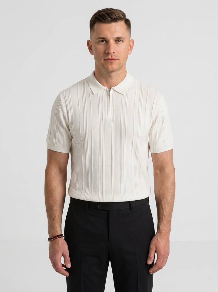 Mężczyzna w białej prążkowanej koszulce polo na zamek