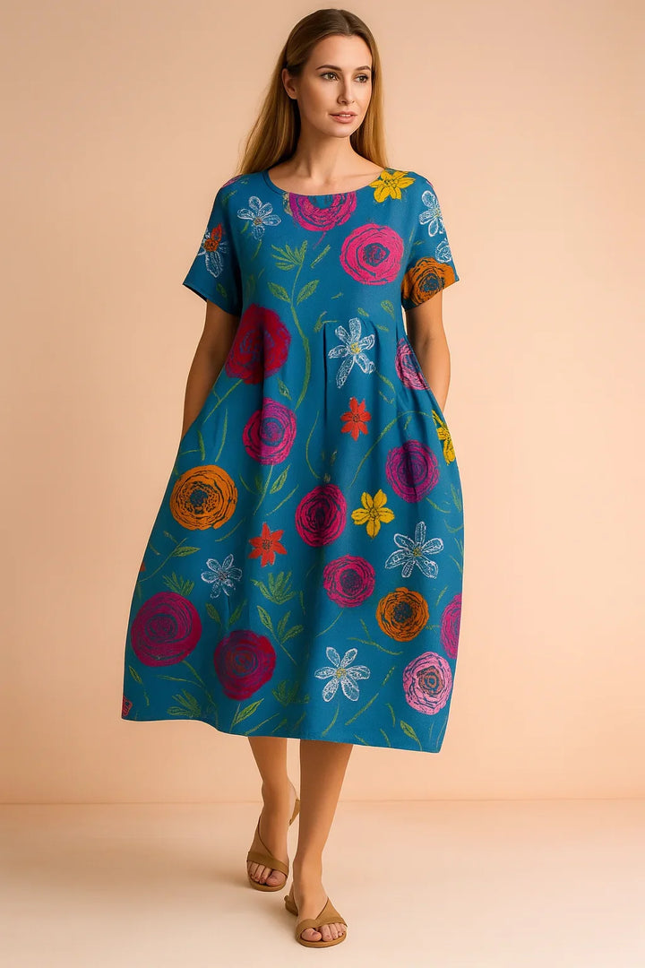 Damska sukienka boho LOTTIE midi w kwiaty, pokazana w pełnej długości z boku