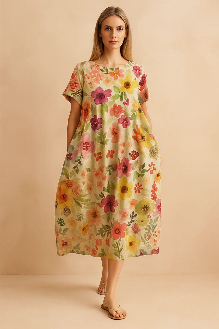 Elegancka sukienka damska midi w stylu boho z motywem kwiatowym, zbliżenie na materiał