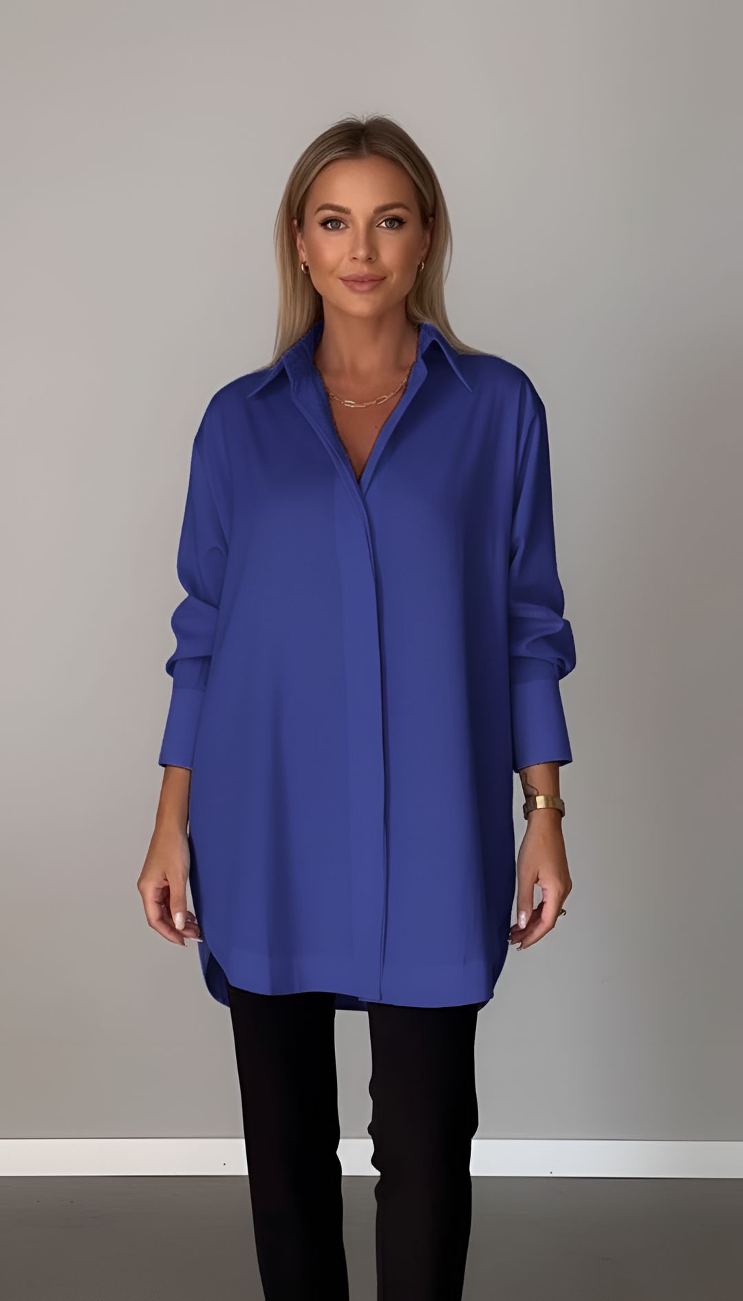 Detal mankietu i rękawa eleganckiej damskiej bluzki koszulowej