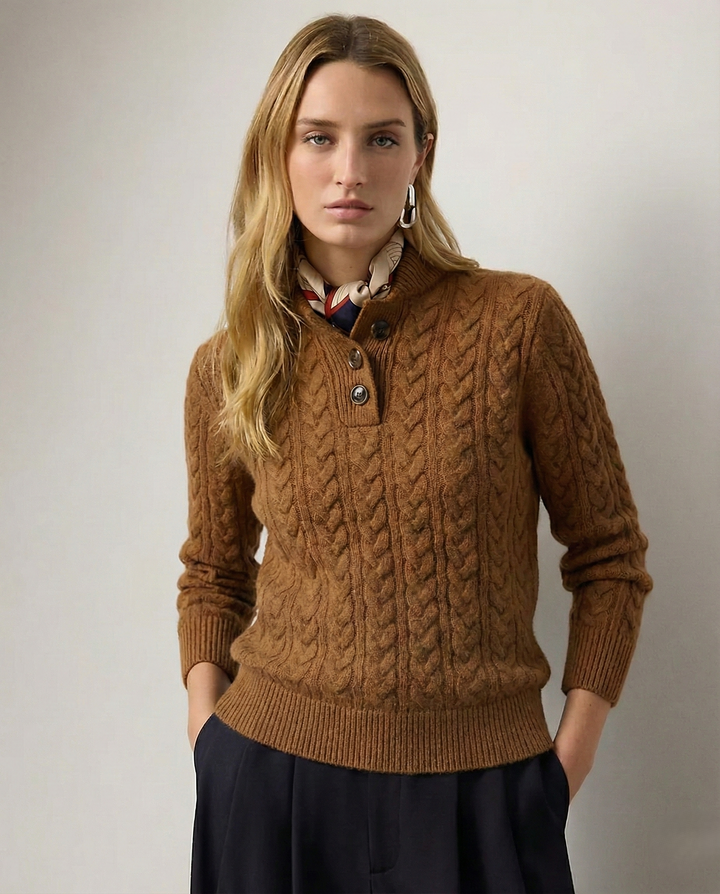 Modelka prezentująca brązowy sweter Arden ze stójką i guzikami