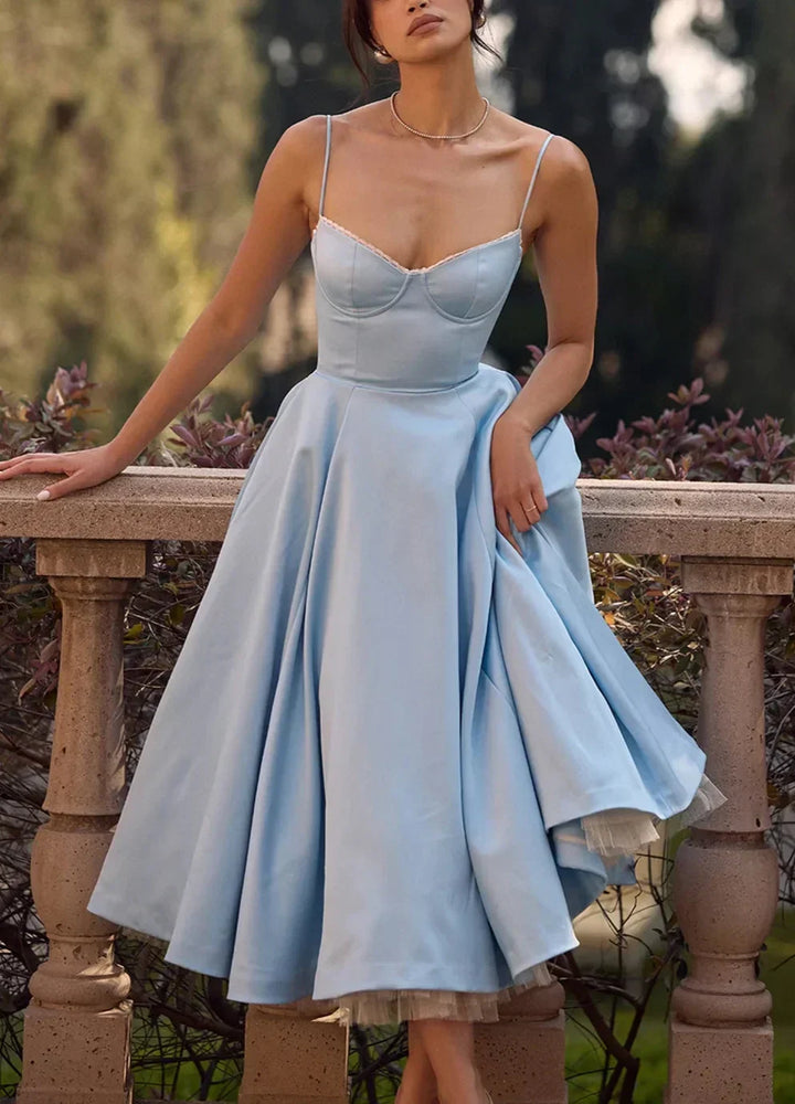 Górna część eleganckiej sukni wieczorowej z dekoltem