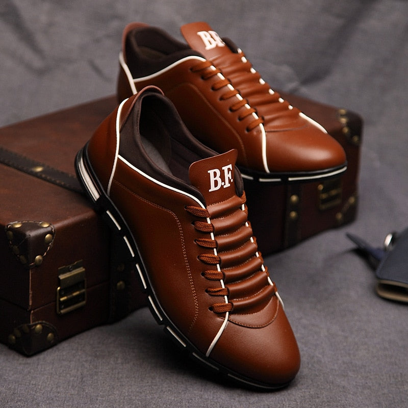 Brązowe męskie buty sportowe z eleganckimi detalami ustawione na kufrze