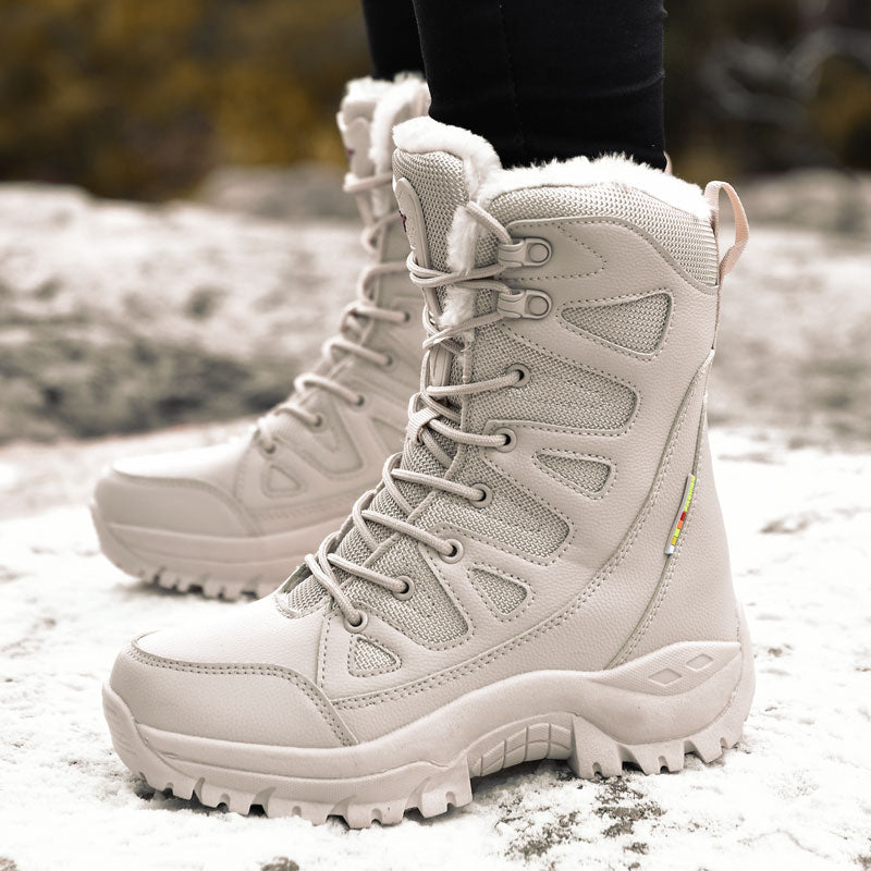 Beżowe zimowe buty trekkingowe z ociepleniem na śniegu