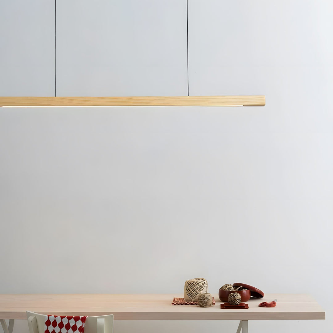 Minimalistyczna lampa drewniana wisząca na tle jasnej ściany