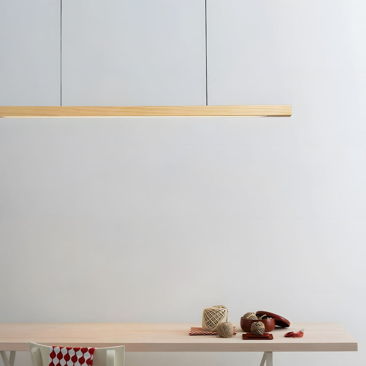 Minimalistyczna lampa drewniana wisząca na tle jasnej ściany