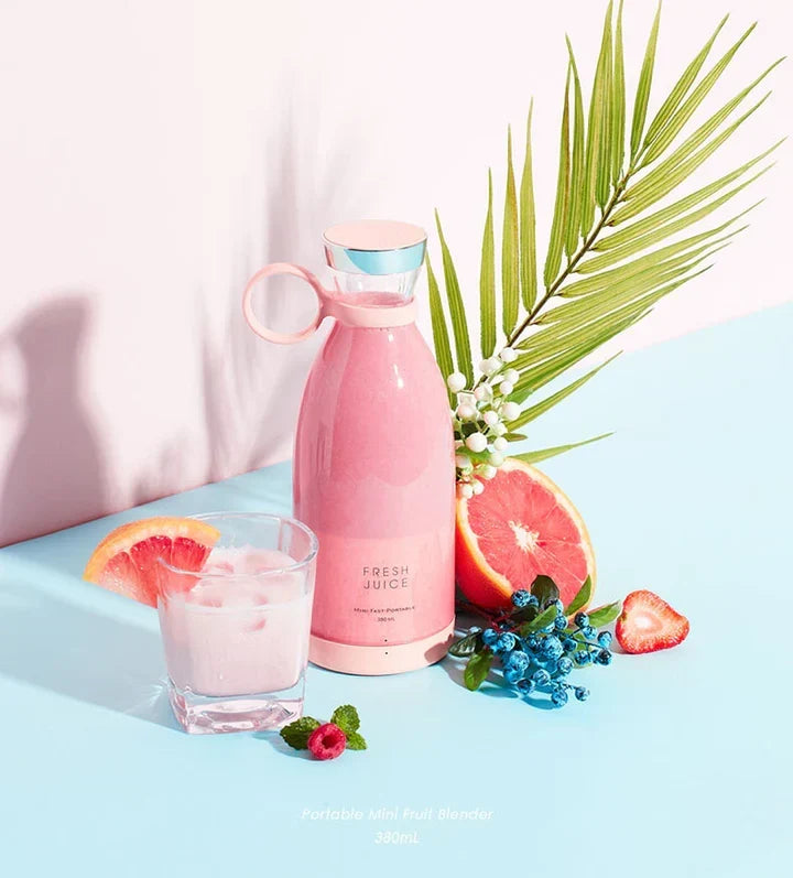Różowy przenośny blender do smoothie z owocami i szklanką soku