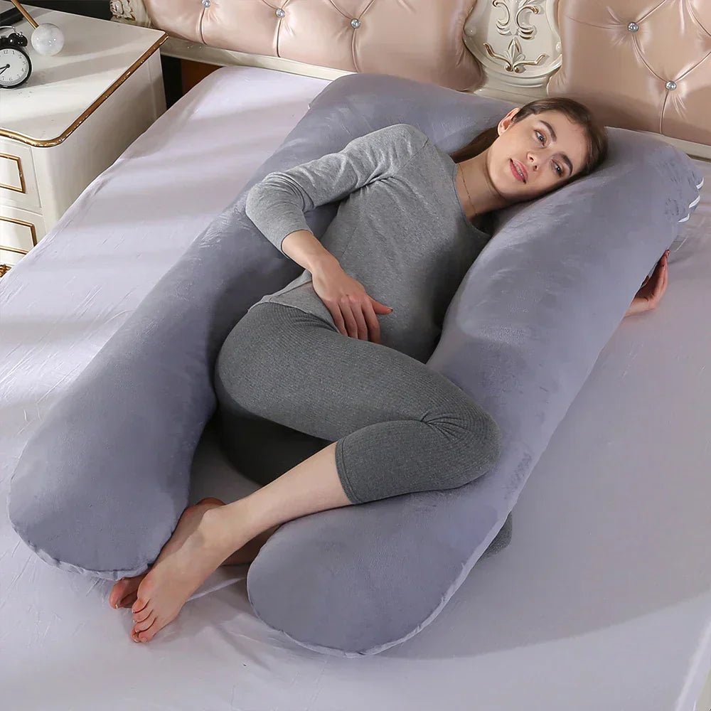 Widok z góry na ergonomiczną poduszkę ciążową z leżącą kobietą